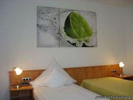 Hotel Crystal ฟิลเดอร์ชตัดท์ ภายนอก รูปภาพ