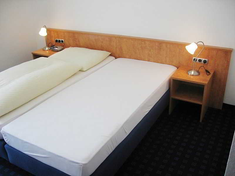 Hotel Crystal ฟิลเดอร์ชตัดท์ ภายนอก รูปภาพ